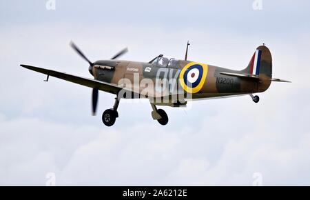 Supermarine Spitfire MkIa (G-CFGJ) mit dem Fahrwerk Ausfahren mit theFlying Legends Airshow 2019 Stockfoto
