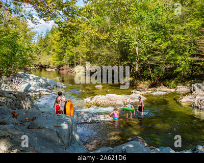 Die Menschen in den Little Pigeon River im Greenbrier Bereich der Great Smoky Mountains National Park in Tennessee in den Vereinigten Staaten Stockfoto