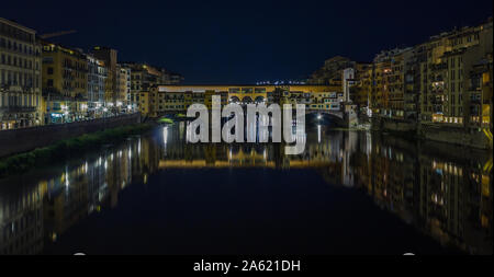 Ein Bild von der Ponte Vecchio in der Nacht (Florenz). Stockfoto