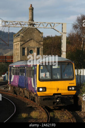 Klasse 144 Pacer diesel Multiple Unit Train von Northern Betrieben in Carnforth Bahnhof anreisen, am 23. Oktober 2019. Stockfoto