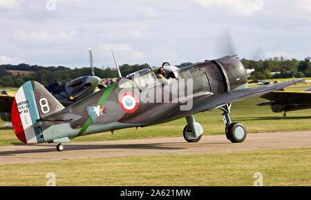 Curtiss-Wright Hawk 75' G-CCVH" Rollen auf der Landebahn von der Flying Legends Airshow am 14. Juli 2019 Stockfoto