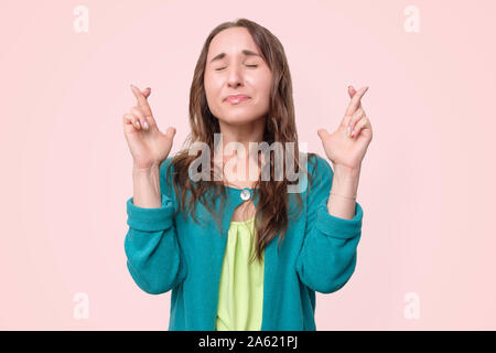 Frau halten, in der Hoffnung die Daumen für gutes Glück. Stockfoto