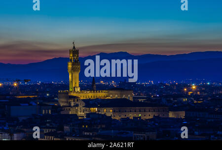 Ein Bild des Palazzo Vecchio während der blauen Stunde. Stockfoto