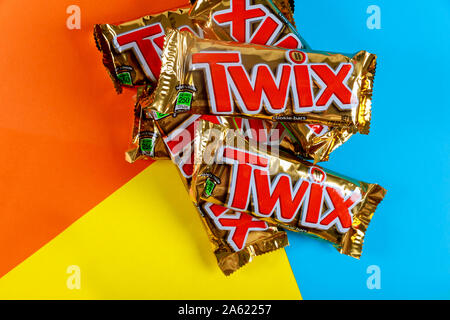 22. OKTOBER 2019 NY USA: Twix Schokoriegel auf orange blau und gelb hinterlegt. Stockfoto