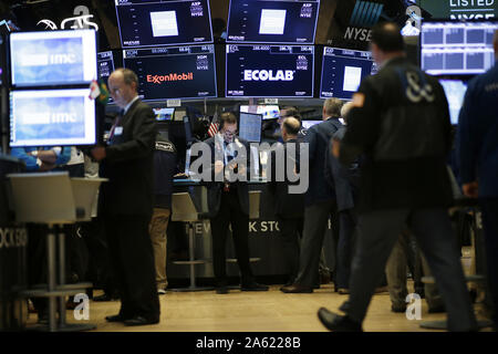 New York, Vereinigte Staaten. 23 Okt, 2019. Händler arbeiten an der den Boden der New York Stock Exchange an der Öffnung Glocke an der Wall Street in New York City am Mittwoch, 23. Oktober 2019. Foto von John angelillo/UPI Quelle: UPI/Alamy leben Nachrichten Stockfoto