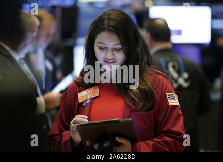 New York, Vereinigte Staaten. 23 Okt, 2019. Händler arbeiten an der den Boden der New York Stock Exchange an der Öffnung Glocke an der Wall Street in New York City am Mittwoch, 23. Oktober 2019. Foto von John angelillo/UPI Quelle: UPI/Alamy leben Nachrichten Stockfoto
