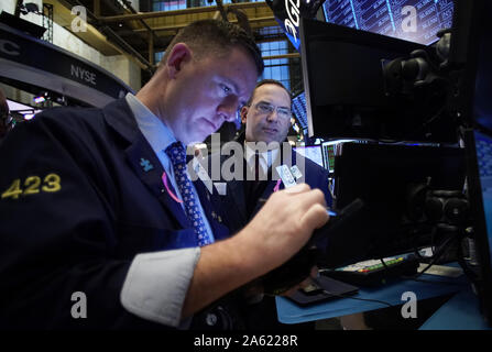 New York, Vereinigte Staaten. 23 Okt, 2019. Händler arbeiten an der den Boden der New York Stock Exchange an der Öffnung Glocke an der Wall Street in New York City am Mittwoch, 23. Oktober 2019. Foto von John angelillo/UPI Quelle: UPI/Alamy leben Nachrichten Stockfoto