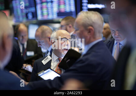 New York, Vereinigte Staaten. 23 Okt, 2019. Händler arbeiten an der den Boden der New York Stock Exchange an der Öffnung Glocke an der Wall Street in New York City am Mittwoch, 23. Oktober 2019. Foto von John angelillo/UPI Quelle: UPI/Alamy leben Nachrichten Stockfoto