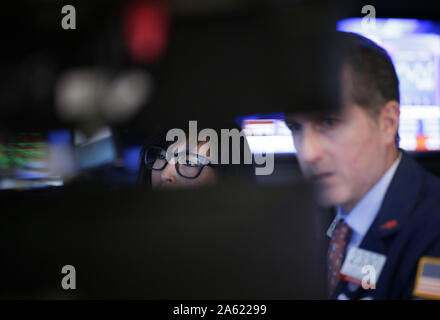 New York, Vereinigte Staaten. 23 Okt, 2019. Händler arbeiten an der den Boden der New York Stock Exchange an der Öffnung Glocke an der Wall Street in New York City am Mittwoch, 23. Oktober 2019. Foto von John angelillo/UPI Quelle: UPI/Alamy leben Nachrichten Stockfoto