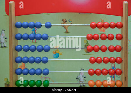 Spielzeug abacus zählen zu lernen. Bunte Kinder Zählrahmen für Kinder. Oberansicht. Abacus mit Rot Grün Blau und Bälle. Traditionelle abacus mit Stockfoto