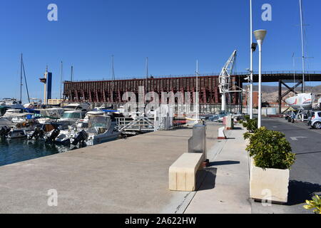 Almeria Marina und El Cable Inglés (die englische Pier), einem 1000 Meter Eisen bahn Pier, Almeria, Spanien Stockfoto