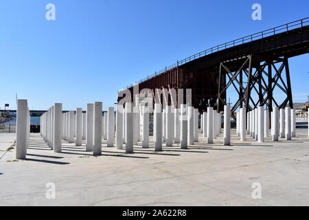 Das Holocaust-mahnmal bis 142 Almería Juden, die im Konzentrationslager Mauthausen starb und El Cable Inglés, einem Eisen bahn Pier, Almeria, Spanien Stockfoto