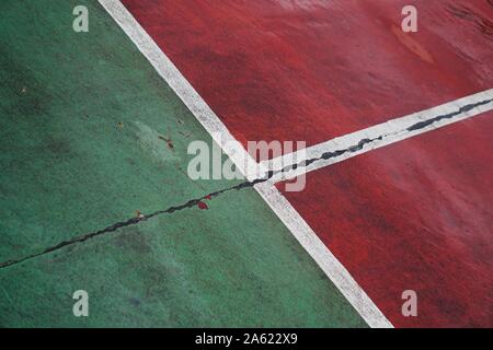 Linien auf dem Tennisplatz auf der Straße in der Stadt Bilbao Spanien Stockfoto