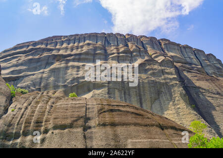 Geologie und einem der riesigen Felsen von Meteora mit Muster von Furchen und Rillen, die durch Erosion im Laufe der Jahrhunderte, Griechenland verursacht. Stockfoto