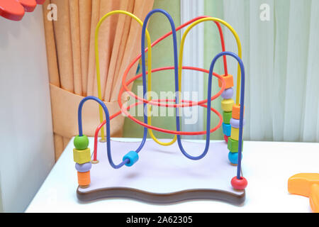 Bild von ein klassisches Spielzeug für Junge Kind. Ein Kind Bead Roller coaster Spielzeug in Primärfarben. Kind zählen lernen Multi Color Holz Raupe Spielzeug Stockfoto