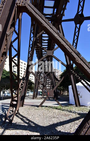 Detail der angehobenen Eisen bahn von unten, die zu den El Cable Inglés (die englische Pier), Almeria, Spanien Stockfoto