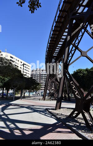 Detail der angehobenen Eisen bahn von unten, die zu den El Cable Inglés (die englische Pier), Almeria, Spanien Stockfoto