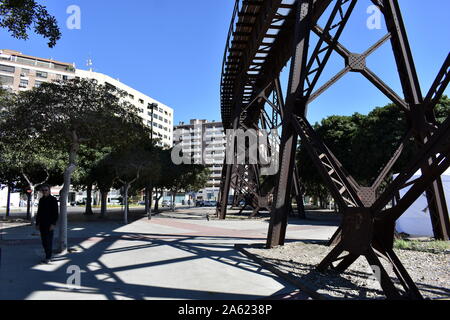 Detail der angehobenen Eisen bahn von unten, die zu den El Cable Inglés (die englische Pier), Almeria, Spanien Stockfoto