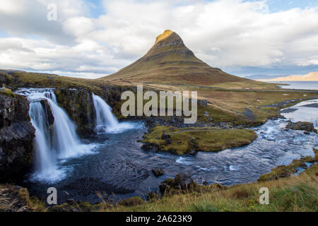 Die schönsten Berg in Island mit Wasserfällen im Vordergrund Kirkjufell Stockfoto