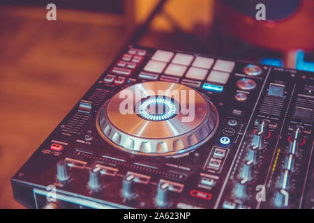 Club disc jockey Bühnentechnik für die Wiedergabe von Musik auf Party. Digital schalten Tabelle Deck für Nachtclub. Professionelle Konzert DJ-Plattenspieler player Gerät Stockfoto
