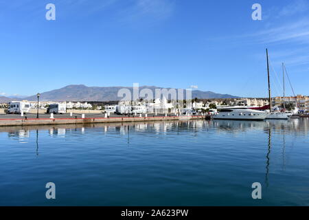 Boote und Wohnmobile in Almerimar marina, Almerimar, Almeria, Spanien Stockfoto