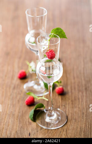 2 Gläser himbeere Schnaps Stockfoto