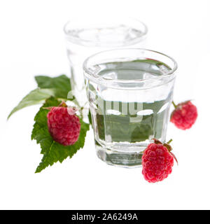 Himbeere Schnaps mit Himbeeren auf weißem Hintergrund Stockfoto