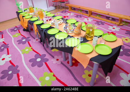 Kindermöbel und Spielzeug im Kindergarten. Leere Tabellen. Mensa einer Schule für Kinder mit Stühlen und Tischen ohne Menschen. y-freier Bestand Stockfoto