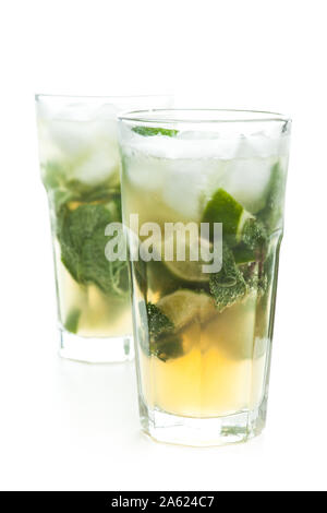 Zwei Cocktails mit Minze auf weißem Hintergrund Stockfoto