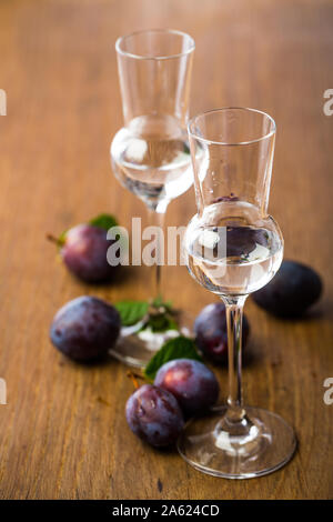 Zwei Gläser Pflaumenschnaps Stockfoto