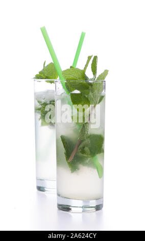 Zwei Mojitos auf weißem Hintergrund Stockfoto