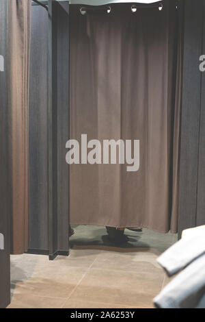 Fashion Boutique Innenraum, Montage Zimmer. Der Kunde änderungen Kleidung im Ankleidezimmer Stockfoto