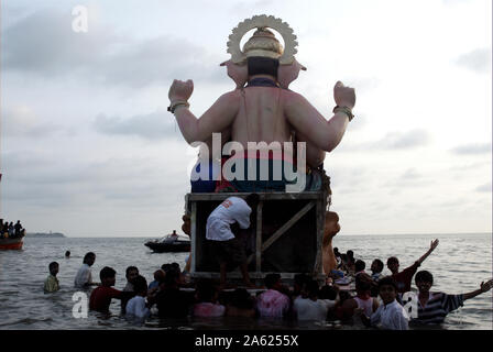 Mumbai, Maharashtra, Indien, Südostasien: Riesige Idol von Lord Ganesh durchgeführt Meer Strand für Visarjan / Eintauchen letzter Tag der Ganpati Festival. Stockfoto