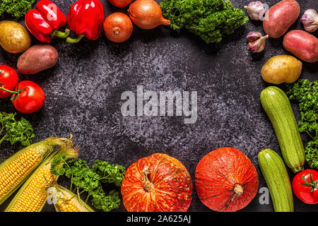 Frische Herbst Gemüse zum Kochen auf einem dunklen Hintergrund, Ansicht von oben. Stockfoto