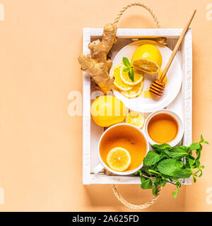 Grüner Tee mit Zitrone und Honig, Immunität steigern und Erkältungsmittel, Ansicht von oben. Stockfoto