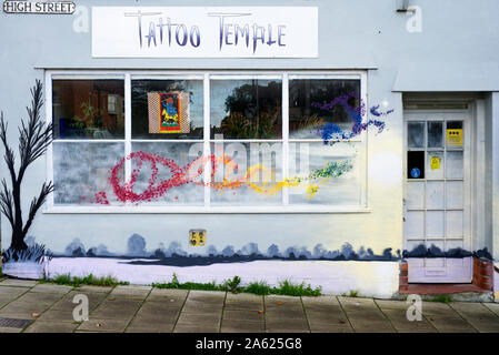 Ein Tattoo Shop, Tattoo Tempel auf der Hohen Straße in Glastonbury, Somerset, Großbritannien Stockfoto