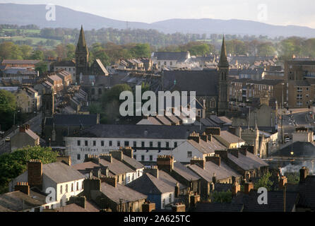 Derry Londonderry Northern Ireland 1980s Two Cathedrals St. Columbs Cathedral auf der linken Seite, die Mutterkirche der Church of Ireland, und St. Eugenes römisch-katholische Kathedrale rechts. 1981 HOMER SYKES Stockfoto