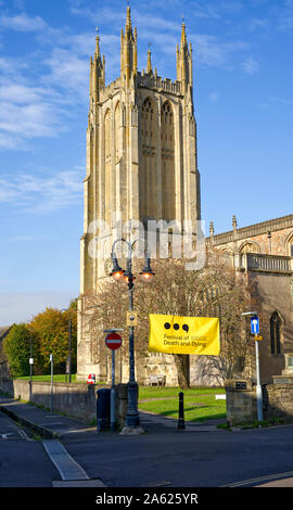 Festival der Tod und Sterben Banner auf der St. Cuthbert Kirche ab dem 1.-3.November 2019 in Brunnen, Somerset Stockfoto