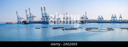 Stadt Marsaxlokk, Malta - 21. Juli 2019. Panoramablick über den Hafen von Marsaxlokk und Containerterminals, Malta Stockfoto