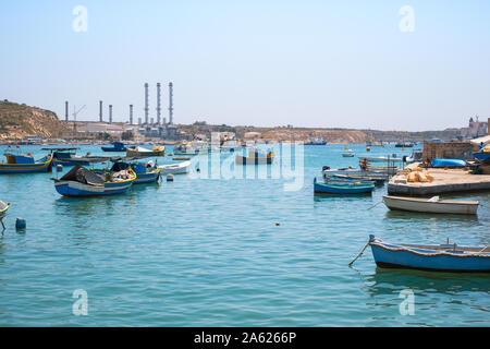 Stadt Marsaxlokk, Malta - 21. Juli 2019. Traditionelle Fischerboote Luzzu am Hafen von Marsaxlokk, Malta günstig Stockfoto