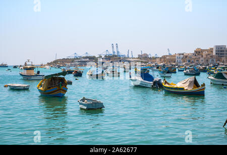 Stadt Marsaxlokk, Malta - 21. Juli 2019. Traditionelle Fischerboote Luzzu am Hafen von Marsaxlokk, Malta günstig Stockfoto