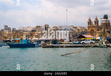 Stadt Marsaxlokk, Malta - 21. Juli 2019. Traditionelle Fischerboote Luzzu am Hafen von Marsaxlokk, Malta günstig Stockfoto