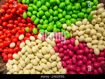 Nahaufnahme von Schalen mit einer großen Auswahl an verschiedenen Farben Bonbons gefüllt. Grün, Weiß, Rot und Rosa Bonbons Stockfoto