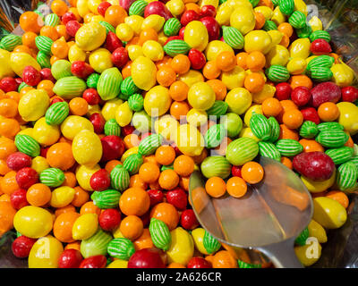 Nahaufnahme von Schalen mit einer großen Auswahl an verschiedenen Farben Bonbons gefüllt Stockfoto