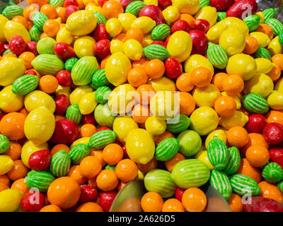 Nahaufnahme von Schalen mit einer großen Auswahl an verschiedenen Farben Bonbons gefüllt Stockfoto