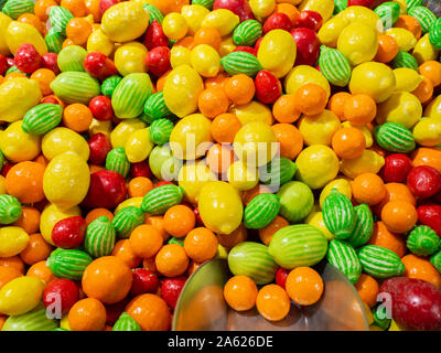 Nahaufnahme von Schalen mit einer großen Auswahl an verschiedenen Farben Bonbons gefüllt Stockfoto