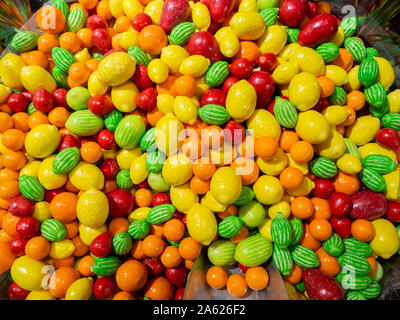 Nahaufnahme von Schalen mit einer großen Auswahl an verschiedenen Farben Bonbons gefüllt Stockfoto