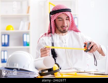 Die arabischen Engineer, der an neues Projekt Stockfoto