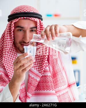 Die arabischen Chemiker Prüfung der Qualität von Trinkwasser Stockfoto