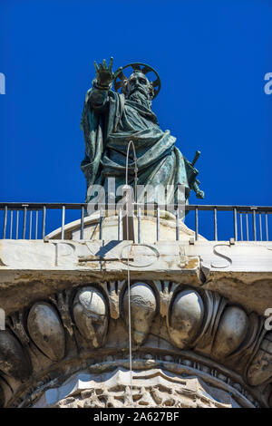 Saint Paul Statue alten Kaiser Marcus Aurelius Spalte Rom Italien. Spalte errichtet in 193 AD Emperor's Sieg in militärischen Kampagnen zu gedenken. Stockfoto